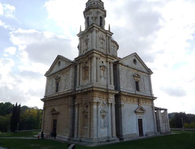 A igreja Di San Biagio é um exemplo de arquitetura renascentista clássica, cuja planta é o plano centralizado – também conhecido como a “cruz grega”