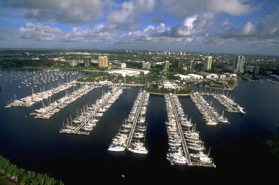 Das marinas de Miami saem a todo momento barcos cheios de turistas para passeios pela costa da cidade