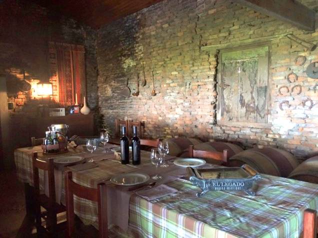 A Bodega El Legado abriga uma sala de degustações na mansão rústica, cercada por barris de carvalho. Durante a estadia, são oferecidas travessas de salame, azeitona e queijos para acompanhar as taças de vinho 