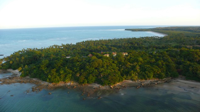 A Pousada Mangabeiras, localizada na Boca da Barra, está cercada de verde e árvores como dendezeiros, cajueiros, araçás e, é claro, mangabeira