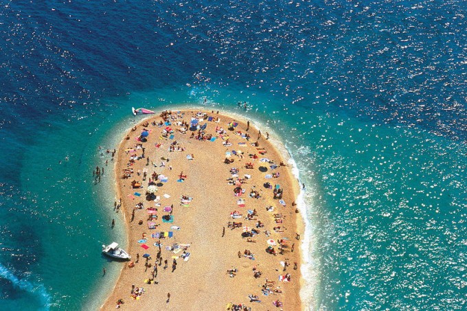 A caprichosa praia de Zlati na ilha de Brac / Boris-Kragic, CROATIAN TOURIST BOARD