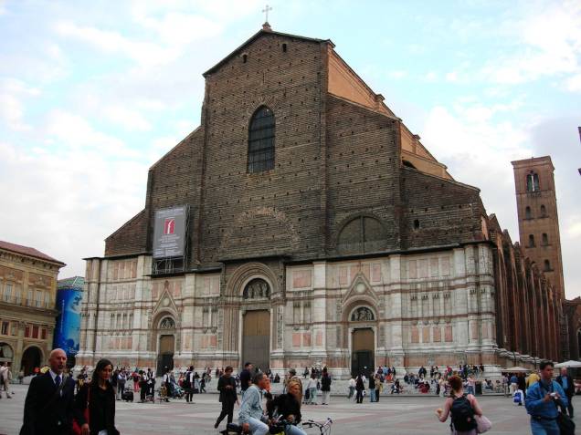 <a href="http://viajeaqui.abril.com.br/estabelecimentos/italia-bolonha-atracao-igrejas" rel="San Petronio" target="_blank">San Petronio</a>, iniciada em 1390, foi projetada para ser uma das maiores igrejas de Itália, mas nunca foi terminada. Seu interior, porém, é de grande beleza