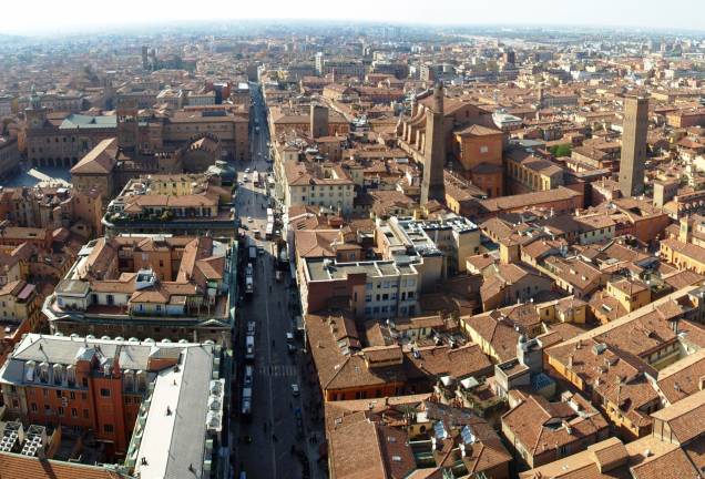 Vista do centro de Bolonha a partir das <a href="https://viajeaqui.abril.com.br/estabelecimentos/italia-bolonha-atracao-le-due-torri" rel="torres-símbolo da cidade" target="_blank">torres-símbolo da cidade</a> Vista do centro de Bolonha a partir das <a href="https://viajeaqui.abril.com.br/estabelecimentos/italia-bolonha-atracao-le-due-torri" rel="torres-símbolo da cidade" target="_blank">torres-símbolo da cidade</a>