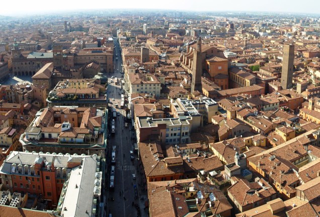 Vista do centro de Bolonha a partir das <a href="https://viajeaqui.abril.com.br/estabelecimentos/italia-bolonha-atracao-le-due-torri" rel="torres-símbolo da cidade" target="_blank">torres-símbolo da cidade</a>