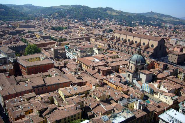 Vista do centro histório de Bolonha. O maior edifício na parte superior direita é a <a href="https://viajeaqui.abril.com.br/estabelecimentos/italia-bolonha-atracao-igrejas" rel="igreja de San Petronio" target="_blank">igreja de San Petronio</a> Vista do centro histório de Bolonha. O maior edifício na parte superior direita é a <a href="https://viajeaqui.abril.com.br/estabelecimentos/italia-bolonha-atracao-igrejas" rel="igreja de San Petronio" target="_blank">igreja de San Petronio</a>
