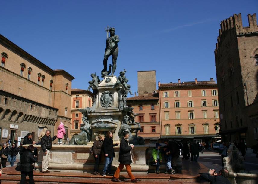 A Fonte de Netuno, na <a href="https://viajeaqui.abril.com.br/estabelecimentos/italia-bolonha-atracao-piazza-maggiore" rel="Piazza Magiore" target="_blank">Piazza Maggiore</a>, onde também fica a igreja de São Petronio, é uma das atrações imperdíveis - e mais visitadas - de Bolonha