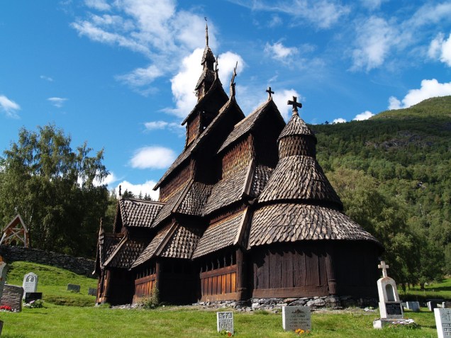 Aspecto da stavekirke de Borgund, uma igreja cristã pitoresca, localizada perto da floresta de Bergen