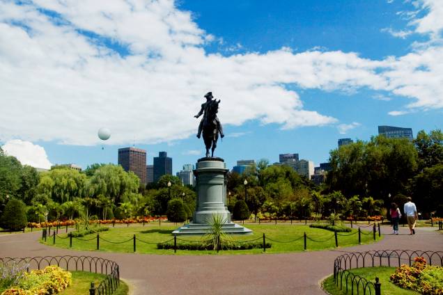 Para conhecer os pontos históricos de Boston, basta caminhar os quatro quilômetros da <a href="http://www.thefreedomtrail.org/" rel="Freedom Trail" target="_blank">Freedom Trail</a>, uma trilha que passa por dezesseis locais onde se desenvolveu parte da história da cidade.     