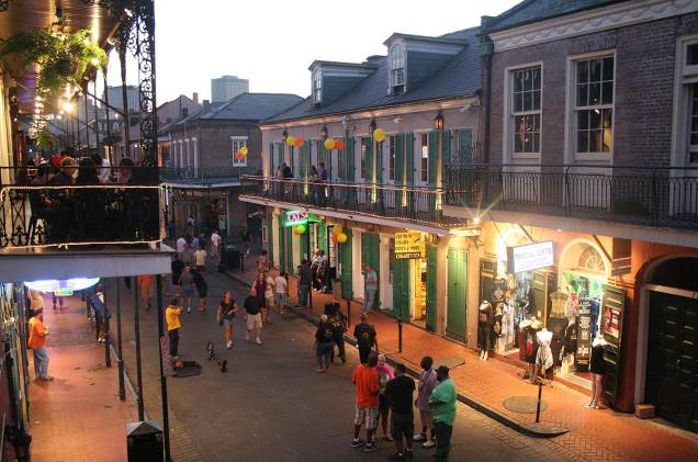 A longa Bourbon Street possui diversos hotéis, restaurantes e clubes de jazz