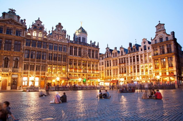 A praça principal da capital da Bélgica fica ainda mais acolhedora ao entardecer