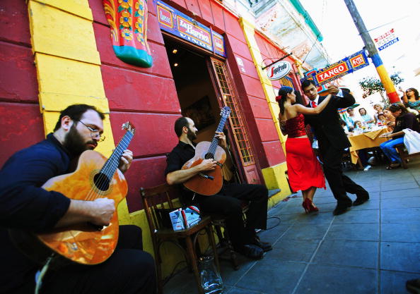Casal dança tango no tradicional reduto de La Boca, em <a href="https://viajeaqui.abril.com.br/cidades/ar-buenos-aires" rel="Buenos Aires">Buenos Aires</a>, na <a href="https://viajeaqui.abril.com.br/paises/argentina" rel="Argentina">Argentina</a>