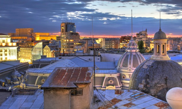 Vista do horizonte de Bucareste, na Romênia, mostra os telhados abobadados de igrejas ortodoxas dos séculos 17 e 18, em meio aos prédios construídos durante o governo comunista do século 20
