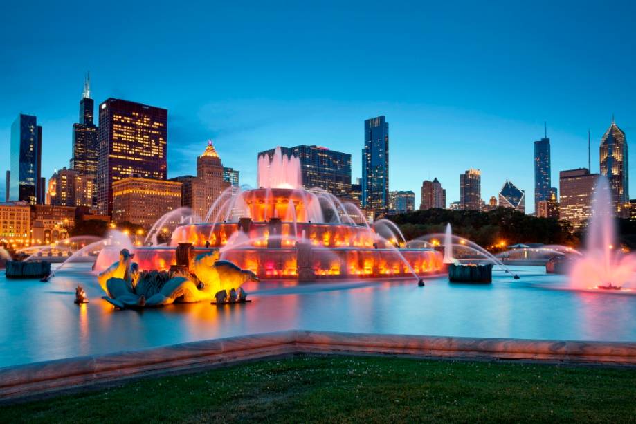 A Buckingham Fountain ao anoitecer de Chicago. Localizada no Grant Park, ela é considerada uma das maiores fontes do mundo A Buckingham Fountain ao anoitecer de Chicago. Localizada no Grant Park, ela é considerada uma das maiores fontes do mundo