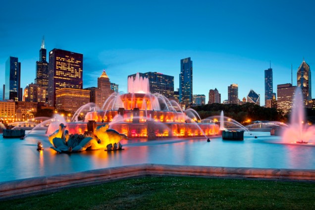 A Buckingham Fountain ao anoitecer de Chicago. Localizada no Grant Park, ela é considerada uma das maiores fontes do mundo
