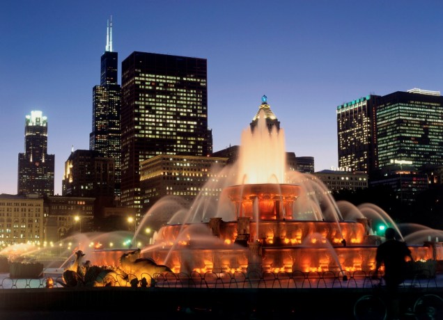 A Buckingham Fountain ao anoitecer de Chicago. Localizada no Grant Park, ela é considerada uma das maiores fontes do mundo