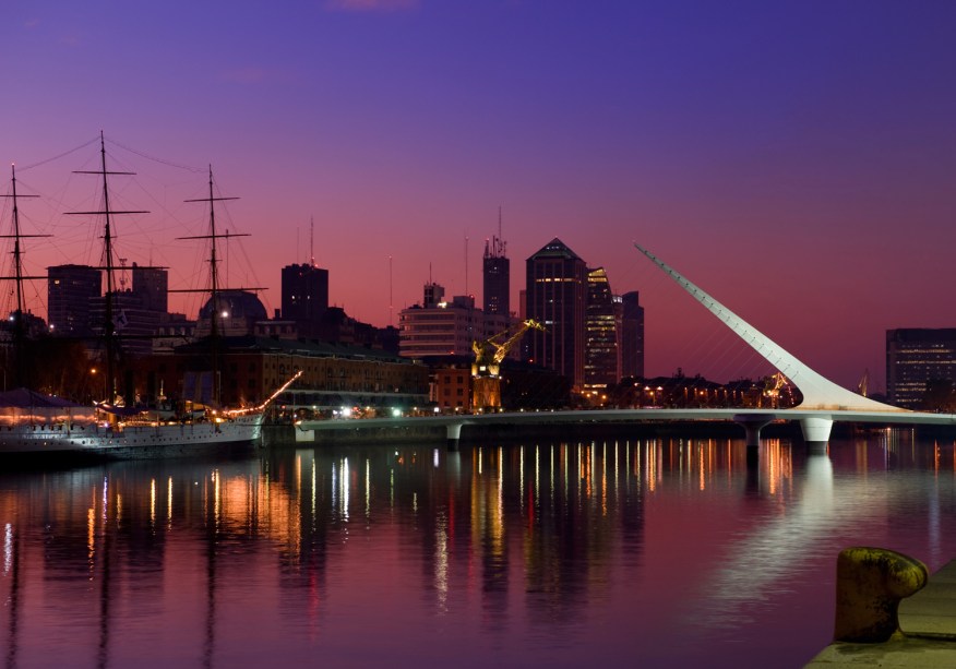 Puente de la Mujer, em Puerto Madero, <a href="https://viajeaqui.abril.com.br/cidades/ar-buenos-aires" rel="Buenos Aires">Buenos Aires</a>, Argentina. Inaugurada em 2001, a obra do arquiteto espanhol Santiago Calatrava representaria um casal dançando tango. Ao longo de seus 160 metros de extensão, não passam carros, apenas pedestres, e ela pode girar 90° para permitir que os barcos naveguem pelo dique do porto