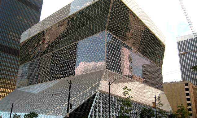A Biblioteca Pública de Seattle, nos EUA, tem arquitetura moderna e salas interativas