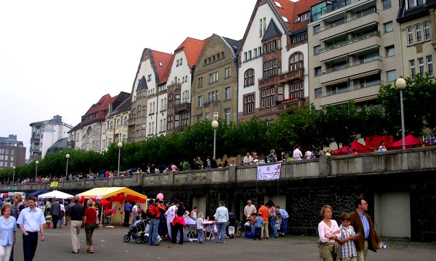 As ruas agitadas de Düsseldorf, na Alemanha, são propensas ao comércio