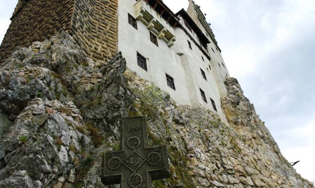 Muros altos marcam a visão do Bran Castle, casa do Conde Drácula na Transilvânia