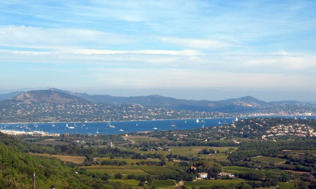 A baía de Saint-Tropez vista de Gassin, na França