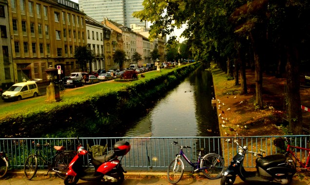 Em meio ao clima de cidade grande, Düsseldorf, na Alemanha, reserva surpresas mais tranquilas