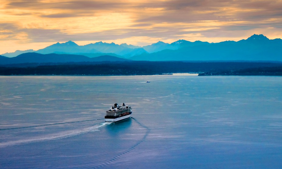 Vista da Olympic Range a partir da baía de Seattle, EUA