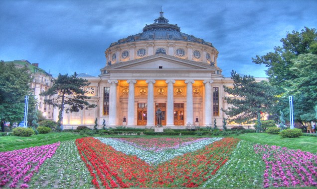 Construído em 1888, o prédio do Ateneu Romeno, em Bucareste, oferece uma vasta agenda de shows de música clássica, principalmente entre os meses de setembro a maio; foi ali que nasceu a respeitada Orquestra Sinfônica George Enescu