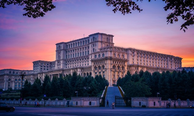Construído em 1984, durante a ditadura de Nicolae Ceauşescu, o Palácio do Parlamento tem mais de 3 mil quartos e uma área de 330 mil metros quadrados
