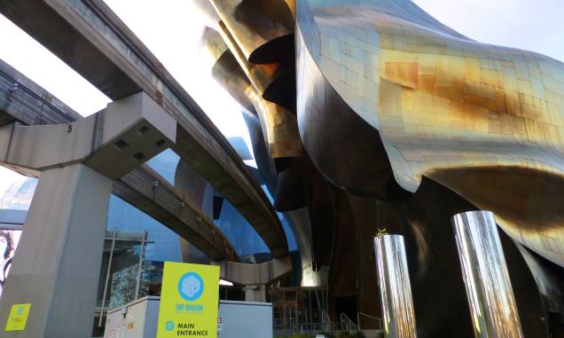 O moderno EMP Museum de Seattle, EUA, reúne arte, cultura pop e ficção científica