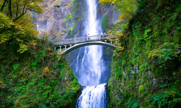 As belas cataratas de Multnomah Falls, nos arredores de Portland, USA