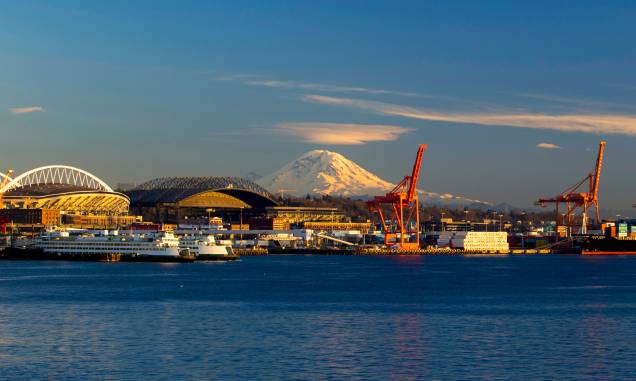 O Monte Rainier visto a partir da orla do cais 66 de Seattle, nos EUA O Monte Rainier visto a partir da orla do cais 66 de Seattle, nos EUA