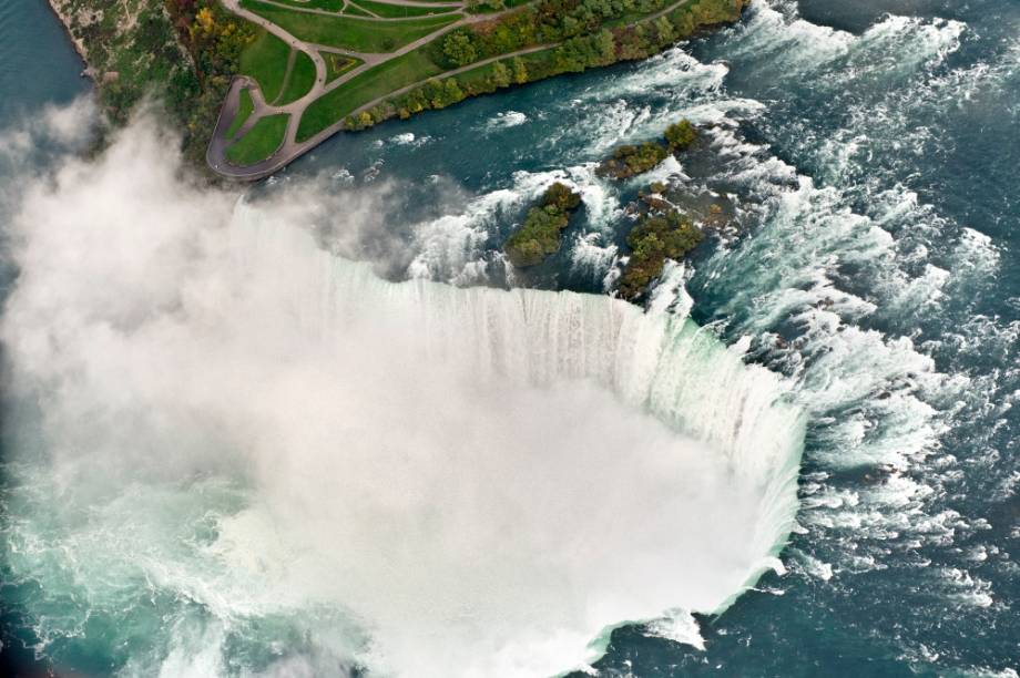 As cataratas do Niágara podem ser vistas a partir de voos de helicóptero