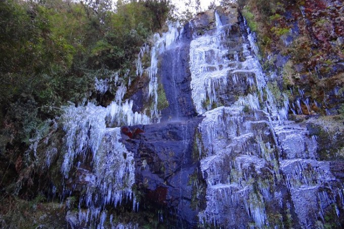 Cachoeira congelada em Urupemma, Santa Catarina