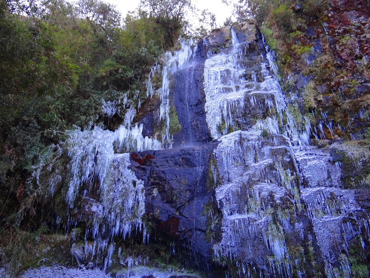 Cachoeira congelada em Urupemma, Santa Catarina