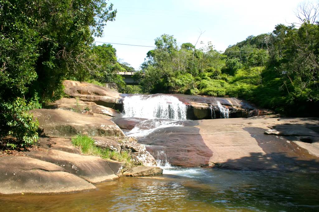 Sim , essa ponte em cima da cachoeira é a Rio-Santos (foto: Spectral Design/iStock)