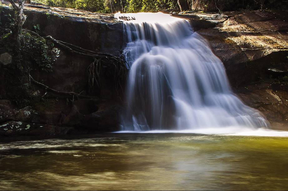 Apesar das muitas praias selvagens e populares que se espalham pelo comprido litoral de <a href="https://viagemeturismo.abril.com.br/cidades/ubatuba/" target="_blank">Ubatuba</a>, é possível passar toda uma estadia por ali curtindo apenas as cachoeiras da cidade. A <a href="https://viagemeturismo.abril.com.br/atracao/cachoeira-do-prumirim/" target="_blank">Cachoeira do Prumirim</a> é uma das mais famosas. Sua popularidade se dá pelo acesso fácil e a piscina natural que se forma no pé de pequenas quedas sobre uma pedra lisa que é usada como uma espécie de tobogã natural. Dá para combinar a passagem por lá com a <a href="https://viagemeturismo.abril.com.br/atracao/praia-do-prumirim/" target="_blank">Praia do Prumirim</a>, superpróxima.