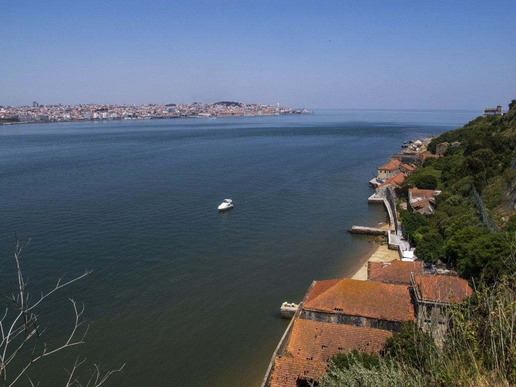 O Tejo e Lisboa ao fundo visto do alto de Cacilhas