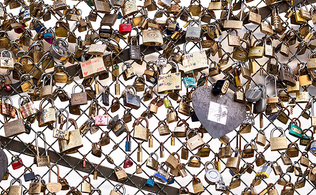 Cadeados de namorados numa ponte em Paris. Mesmo que você encontre o amor da sua vida, NUNCA faça isso com o seu cadeado (Foto: Creative Commons / Flickr / booleansplit)