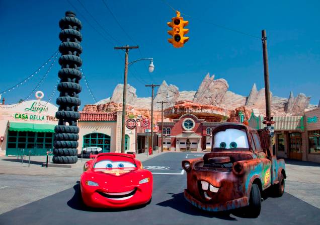 Relâmpago McQueen e Mater na reprodução de Radiator Springs, no Cars Land do California Adventure Park