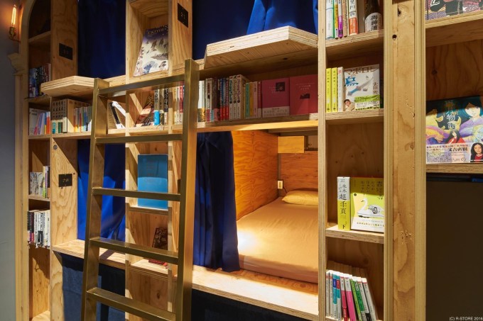 cama-cortina-book-and-bed-hostel