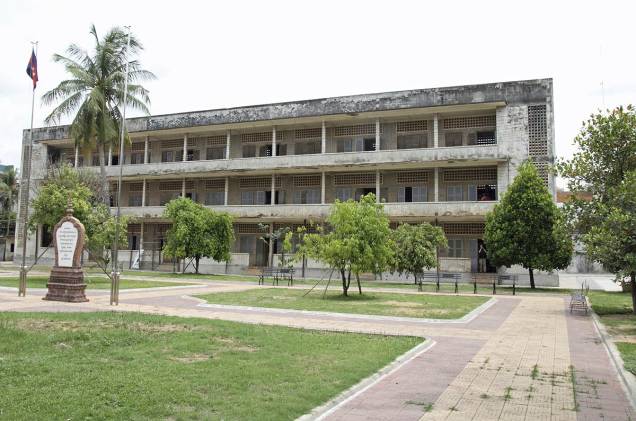 Fachada do Museu do Genocídio Tuol Sleng, em Phnom Penh, a capital do Camboja Fachada do Museu do Genocídio Tuol Sleng, em Phnom Penh, a capital do Camboja
