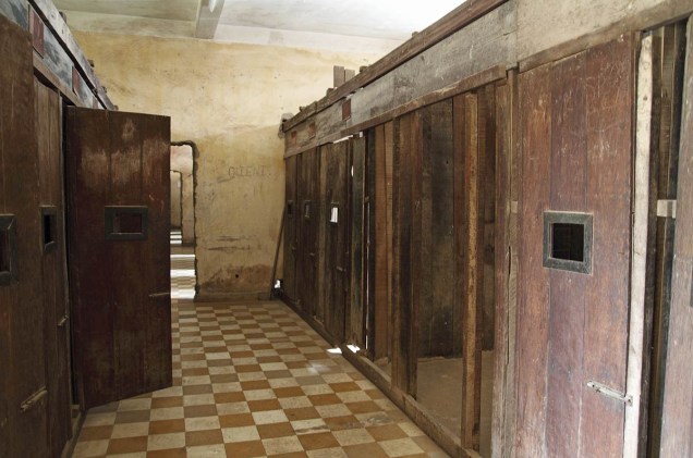As celas da prisão foram conservadas; apenas 12 prisioneiros sobreviveram ao genocídio, ocorrido entre 1975 e 1979