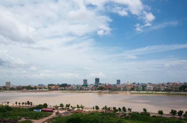 Os bons restaurantes da cidade podem ser encontrados na beira do rio Tonlé Sap Os bons restaurantes da cidade podem ser encontrados na beira do rio Tonlé Sap