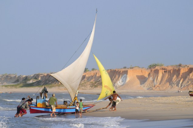 Os ventos na região são ideais para o passeio de jangada, mas também permitem atividades mais radicais, como o kitesurfe e o windsurfe