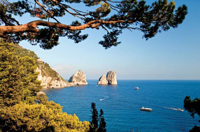 Em Capri, na Itália, ruínas romanas ficam por trás de rochedos em uma ilha de apenas 6 quilômetros de comprimento e sua famosa Gruta Azul