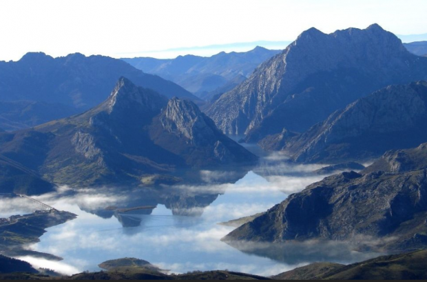 A paisagem impressionante da represa de Barrios de Luna (foto de ojodigital.com)