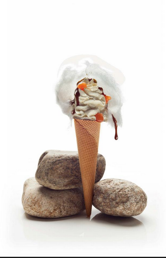 O louquíssimo sorvete lácteo da Rocambolesc e as três pedras que simbolizam os irmãos Roca (foto reproduzida do Facebook da sorveteria)