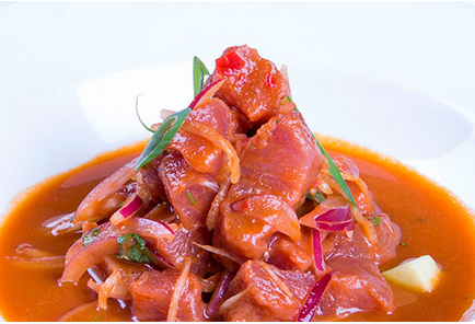 Ceviche Nikkei: atum vermelho, tamarindo e shoyo