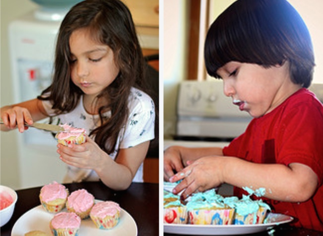 Confeitando bolos e cupcakes. Até os bem pequenos podem participar! (Foto: Alec Couros/Flickr/Creative Commons)