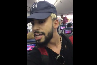 O youtuber Adam Saleh no momento em que foi retirado do voo da Delta, entre Londres e NY. Foto: Adam Saleh